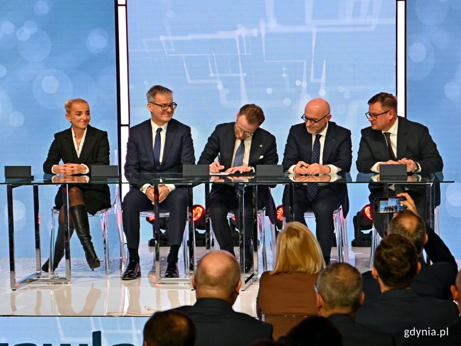 Od prawej: Robert Świerzyński – prezes zarządu spółki Energa Operator, Ireneusz Fąfara – prezes zarządu grupy Orlen, Sławomir Staszak – prezes zarządu Energi SA, Mirosław Czekaj – prezes Banku Gospodarstwa Krajowego oraz Marta Postuła – pierwsza wiceprezes Banku Gospodarstwa Krajowego podpisujący umowę na program modernizacji i cyfryzacji sieci energetycznej w północnej i środkowej Polsce