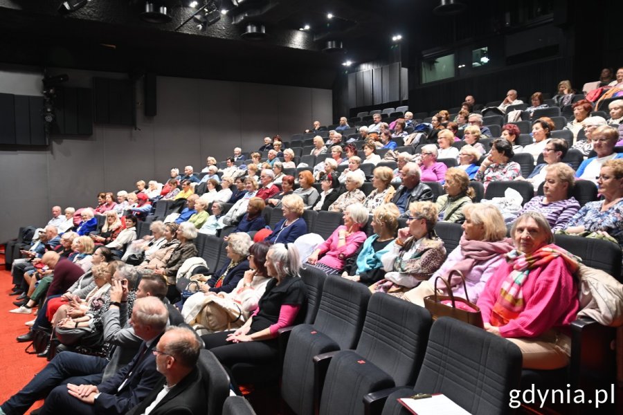 Słuchacze GUTW, którzy siedzą w sali Gdyńskiego Centrum Filmowego// fot. Magdalena Śliżewska