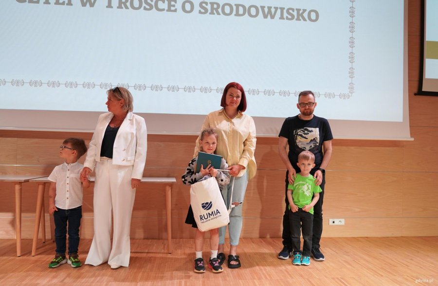 Tr&oacute;jka małych dzieci z dorosłymi