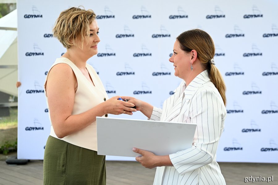 Prezydent Gdyni Aleksandra Kosiorek wręcza kluczyki do auta pani Monice, laureatce loterii „Rozlicz PIT w Gdyni” 