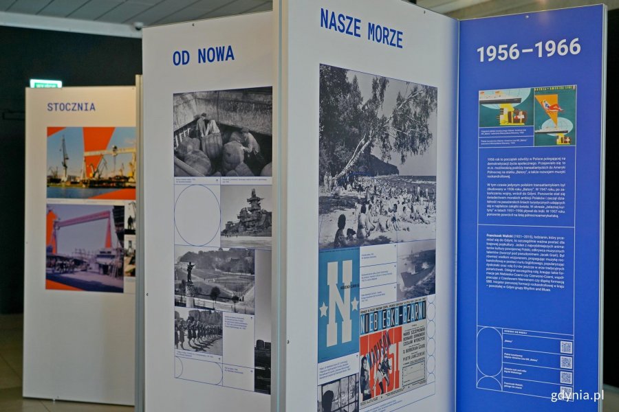 Ekspozytory z wystawą &bdquo;Gdynia x 10&rdquo; w Galerii Gdyńskiego Centrum Filmowego im. Leszka Kopcia 