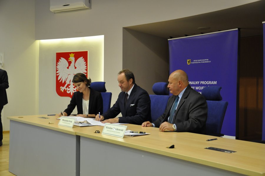 Podpisanie umowy przez wiceprezydent Gdyni Katarzynę Gruszecką-Spychałę w towarzystwie Marszałka i Wicemarszałka Województwa Pomorskiego