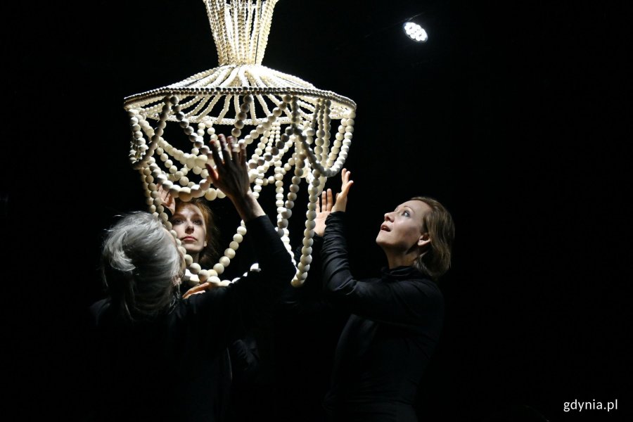 Urszula Kowalska, Marta Jaszewska i Małgorzata Polakowska w spektaklu &bdquo;ONA. Rekonstrukcja&rdquo; w Teatrze Gdynia Gł&oacute;wna 