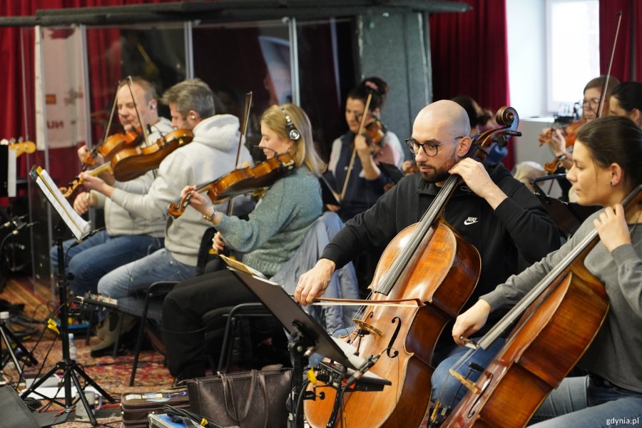 Muzycy z orkiestry, sekcja smyczk&oacute;w