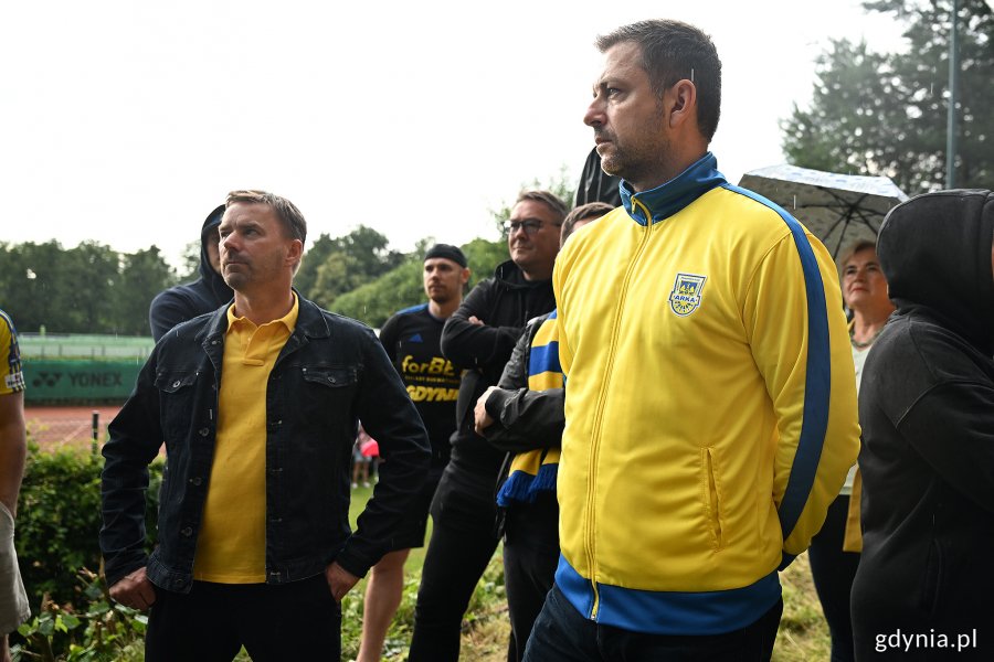 XII Spotkanie Międzypokoleniowe kibiców Arki Gdynia na słynnej „Górce” przy ulicy Ejsmonda - prezes Arki Wojciech Pertkiewicz (z prawej) i właściciel klubu Marcin Gruchała (fot. Michał Puszczewicz)