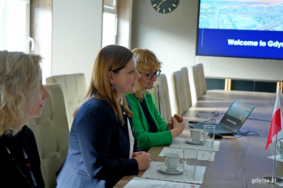 Od lewej: Anna Czerwińska z Referatu Współpracy z Zagranicą, prezydent Gdyni Aleksandra Kosiorek i Joanna Leman – kierownik Referatu Współpracy z Zagranicą  podczas spotkania z przedstawicielami Kristiansandu w Urzędzie Miasta Gdyni 