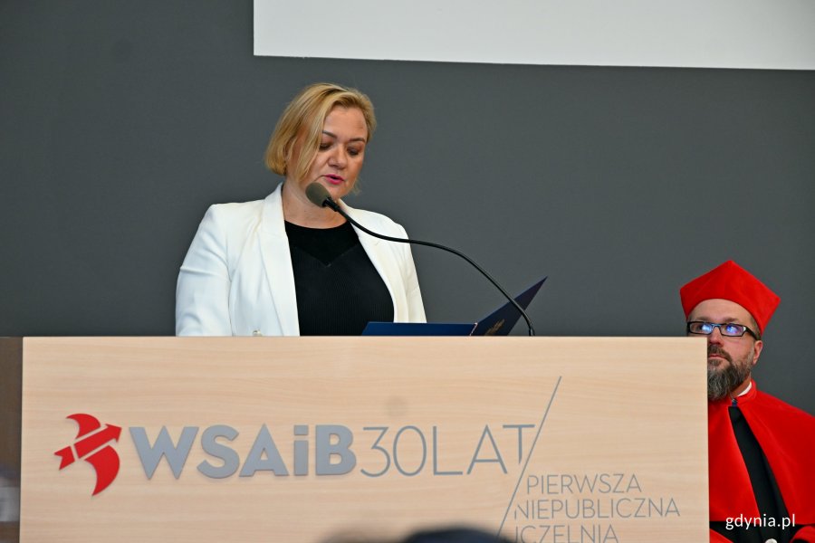 Anna Olkowska-Jacyno, II wicewojewoda pomorska, podczas inauguracji roku akademickiego w Wyższej Szkole Administracji i Biznesu