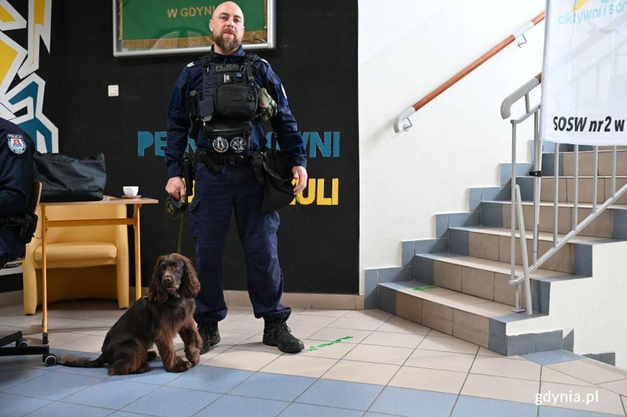Sierż. szt. Łukasz Szkliński z KMP Gdynia z 3-letnią Leosią