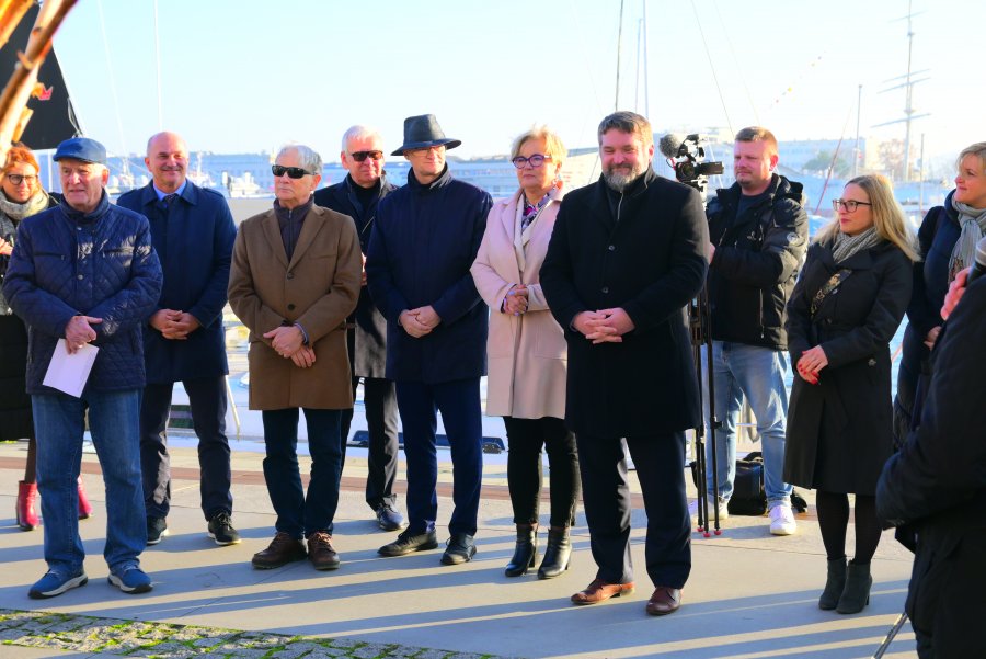 Uroczystość odsłonięcia tablicy zgromadziła około trzydziestu osób