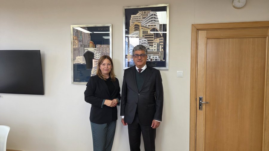 Ambasador Kolumbii Assad Jos&eacute; J&aacute;ter Pe&ntilde;a i wiceprezydentka Gdyni Oktawia Gorzeńska 