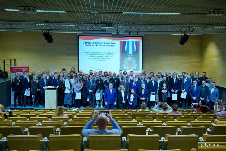 Odznaczeni honorowi dawcy krwi z Gdyni wraz z wiceprezydentem Tomaszem Augustyniakiem i dr hab. Marleną Robakowską &ndash; dyrektor Regionalnego Centrum Krwiodawstwa i Krwiolecznictwa w Gdańsku podczas gali (fot. Magdalena Czernek)