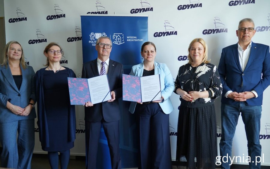 Na zdjęciu (od lewej): pracownik administracyjny Politechniki Gdańskiej Julia Olechno, prodziekan ds. nauki dr hab. inż. arch. Karolina Krośnicka, dziekan Wydziału Architektury Politechniki Gdańskiej prof. dr hab. inż. arch. Jakub Szczepański, prezydent Gdyni Aleksandra Kosiorek, wiceprezydentka Gdyni Oktawia Gorzeńska, konserwator zabytków Robert Hirsch (fot. Magdalena Starnawska)