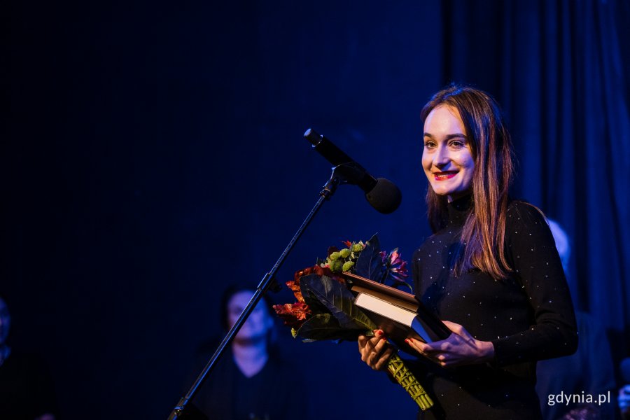 Wiktoria Tabak - laureatka Nagrody Marszałka Województwa Pomorskiego w 9. edycji Konkursu im. Andrzeja Żurowskiego podczas gali finałowej // fot. Karol Stańczak