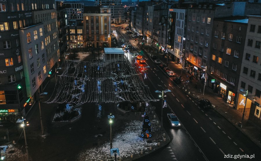 świąteczne iluminacje w mieście, widok z góry, ruch uliczny