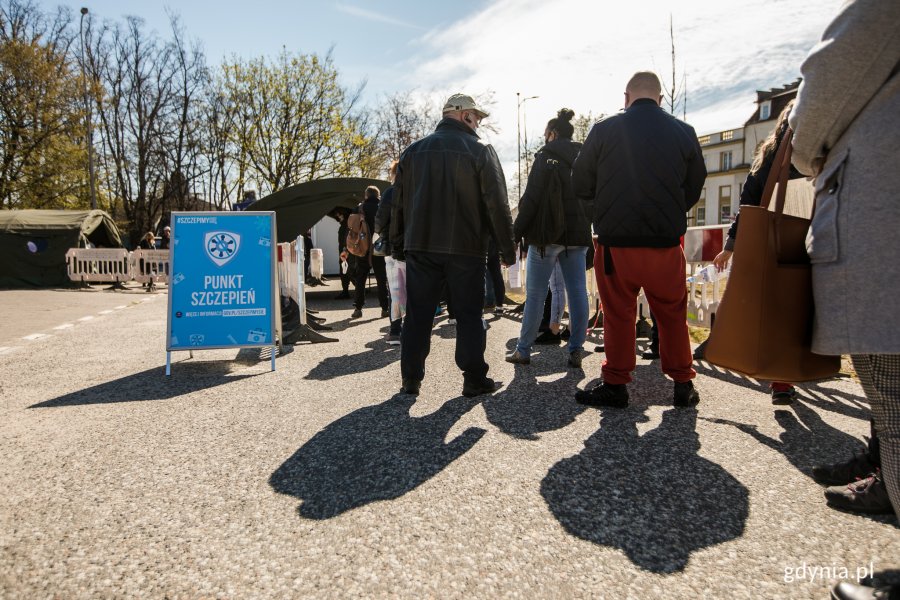 Kolejka do majówkowego punktu szczepień, który działa na parkingu przy ul. Zawiszy Czarnego 1 w Gdyni // fot. Karol Stańczak