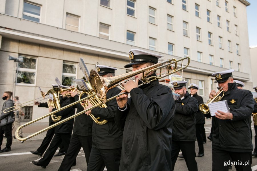 Orkiestra Reprezentacyjna Marynarki Wojennej podczas obchodów 20. Dnia Papieskiego w Gdyni. Grają na rożnego rodzaju instrumentach. W tle budynek Urzędu Miasta Gdyni // fot. Karol Stańczak 