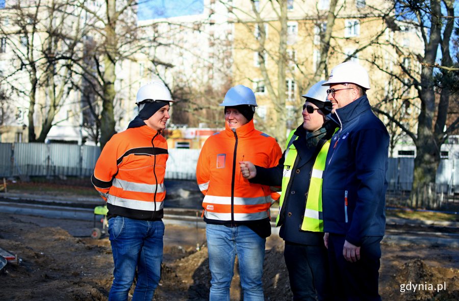 Budowa drugiego etapu Parku Centralnego w Gdyni, z prawej wiceprezydent Gdyni ds. rozwoju Marek Łucyk, fot. Kamil Złoch