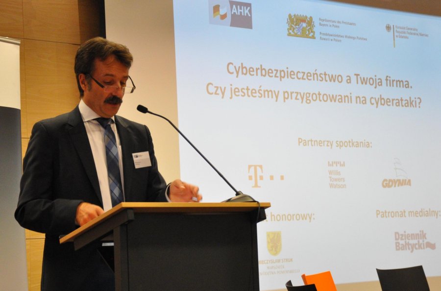 Michael Kern – dyrektor generalny i członek zarządu AHK Polska otworzył debatę // fot. Magdalena Czernek