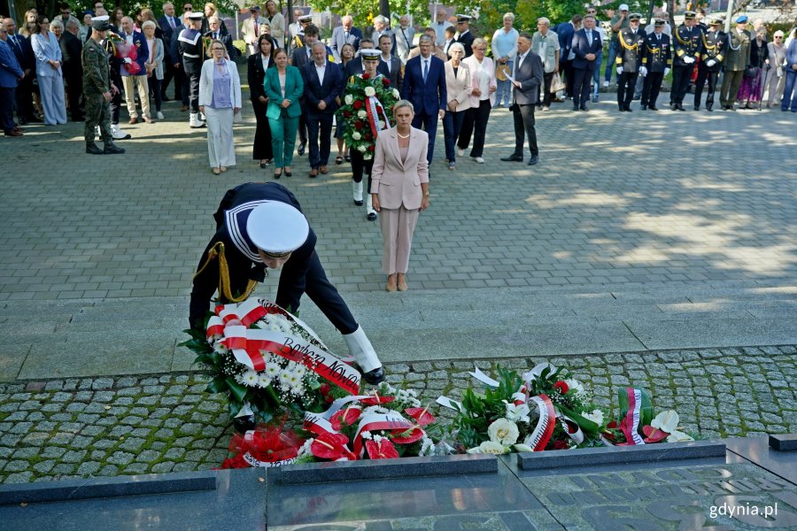 Ministra edukacji narodowej Barbara Nowacka składająca kwiaty pod pomnikiem Obrońców Wybrzeża na Cmentarzu Wojennym podczas obchodów 86. rocznicy wybuchu II wojny światowej 