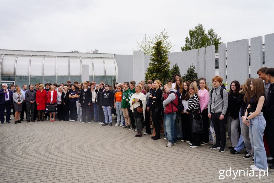 Wspólne zdjęcie przed Pomorskim Parkiem Naukowo-Technologicznym (fot. Magdalena Starnawska)
