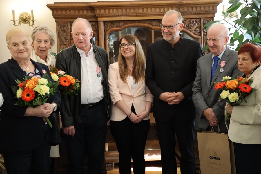 Wspólne zdjęcie nagrodzonych z wiceprezydentem Gdyni Michałem Guciem