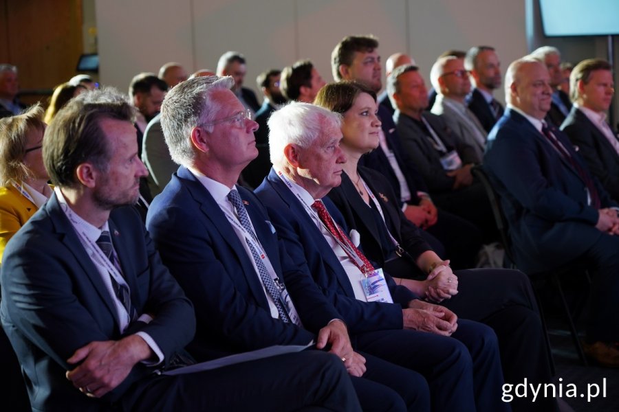 Od lewej siedzą m.in.: Andreas von Beckerath, ambasador Szwecji w Polsce, Niclas Mårtensson, CEO Stena Line Group, Dan Olsson, właściciel Stena Line, Katarzyna Gruszecka-Spychała, wiceprezeska Portu Gdynia i Marek Kiersnowski, dyrektor zarządzający Stena Line Polska