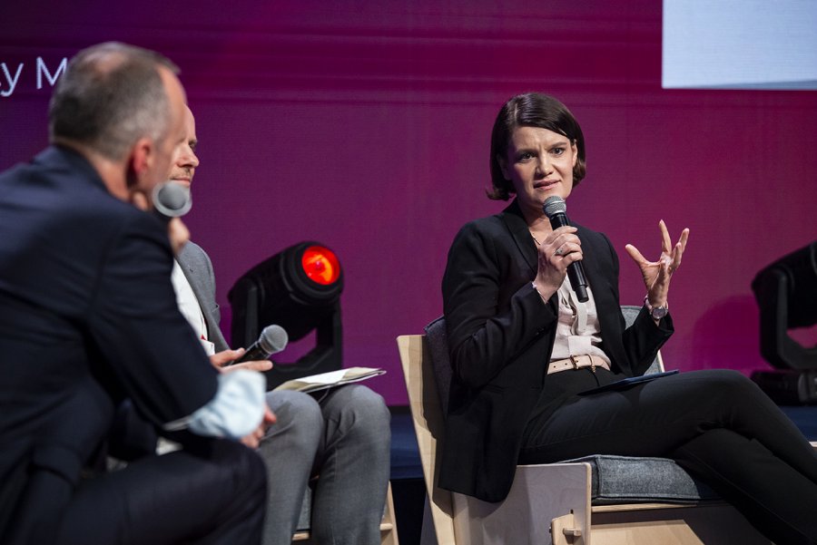 Panel "Jak rozwijać współpracę z biznesem tworząc zrównoważone miasta o atrakcyjnej jakości życia" podczas ABSL Summit. Fot. Przemysław Kozłowski