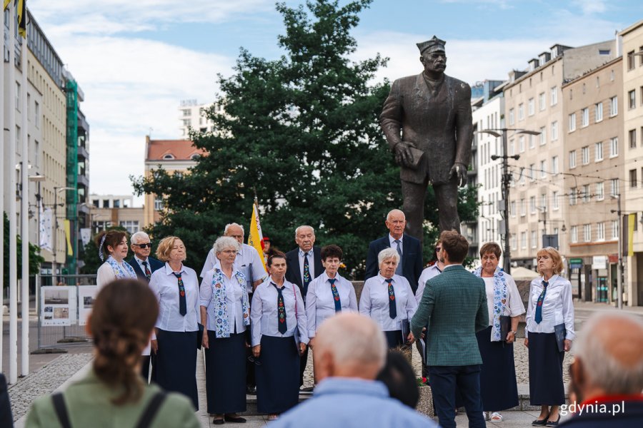 Oprawę muzyczna uroczystości zapewnił chór „Dzwon Kaszubski” pod dyrekcją Stanisława Ładziaka. Fot. Mateusz Dietrich