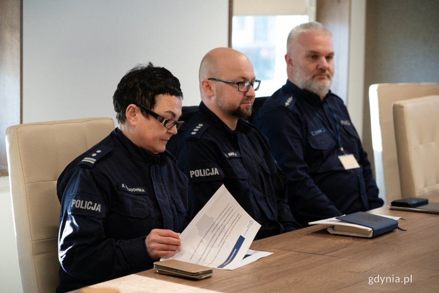 Komendant miejski Policji w Gdyni mł. insp. Beata Nienadowska wraz z zastępcą nadkom.   (fot. Natalia Kawalerowicz)Adamem Nastałym oraz asp. sztab. Ryszardem Stępińskim z Wydziału Ruchu Drogowego