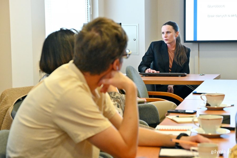 Agnieszka Majewska – kierowniczka Działu Zatrudnienia i Doradztwa Zawodowego Powiatowego Urzędu Pracy w Gdyni oraz inni uczestnicy spotkania „Edukacja i rynek pracy – uczniowie w obliczu zawodowych wyzwań” zorganizowanego przez Powiatowy Urząd Pracy w Gdyni