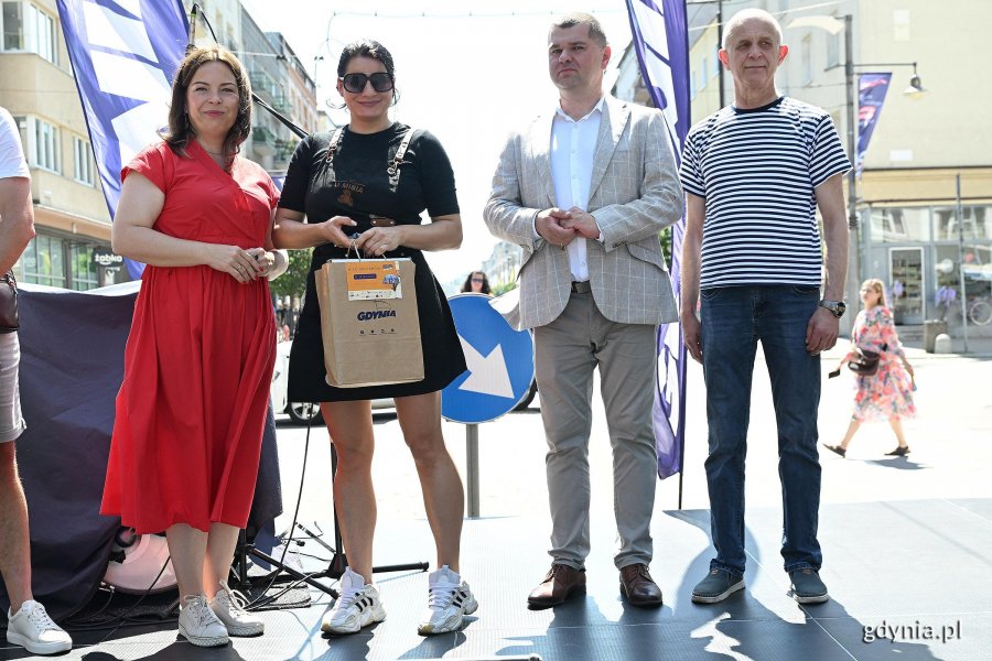 Rozdanie nagr&oacute;d wśr&oacute;d zwycięzc&oacute;w Biegu Kelner&oacute;w. Na zdjęciu m.in: członek zarządu wojew&oacute;dztwa pomorskiego Adam Gawrylik i wiceprezydentka Gdyni Oktawia Gorzeńska