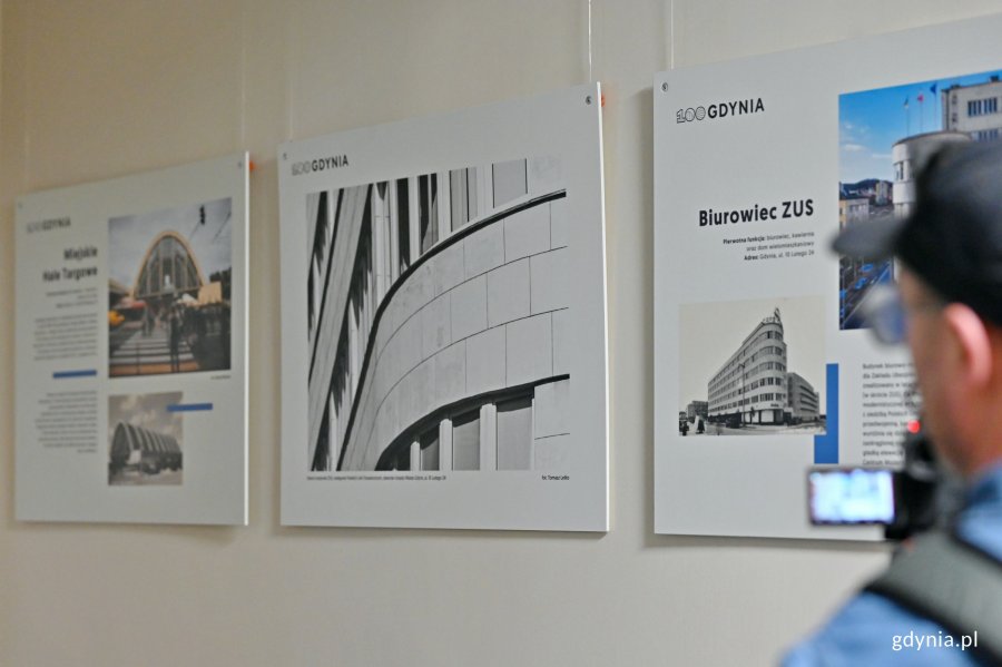 Plansze będące elementami wystawy &bdquo;Gdynia Miasto Modernizmu&rdquo; prezentowanej w Galerii Ratusz na pierwszym piętrze gł&oacute;wnego budynku Urzędu Miasta Gdyni 