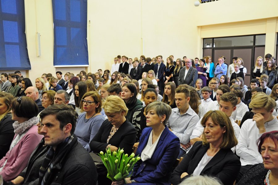 Uczniowe i goście na uroczystym wręczeniu certyfikatu LabelFrancEducationcertyfikatem, fot. Michał Kowalski