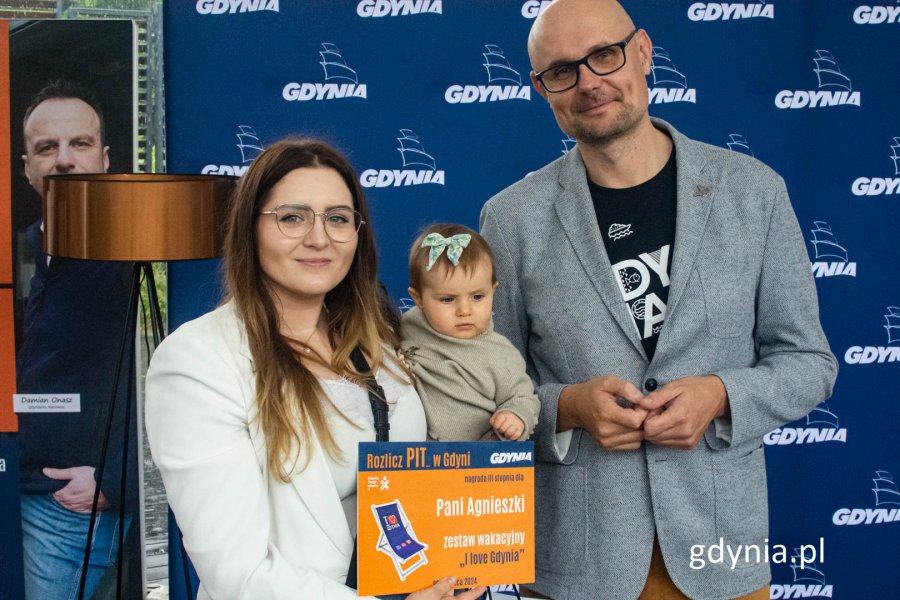 Wiceprezydent Gdyni ds. rozwoju - Bartłomiej Austen wręcza nagrody, fot. Michał Sałata