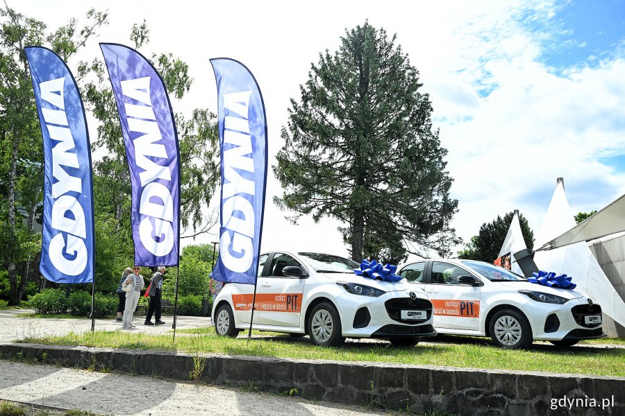 Dwa samochody marki Mazda 2 Hybrid stojące przy amfiteatrze na Kamiennej Górze
