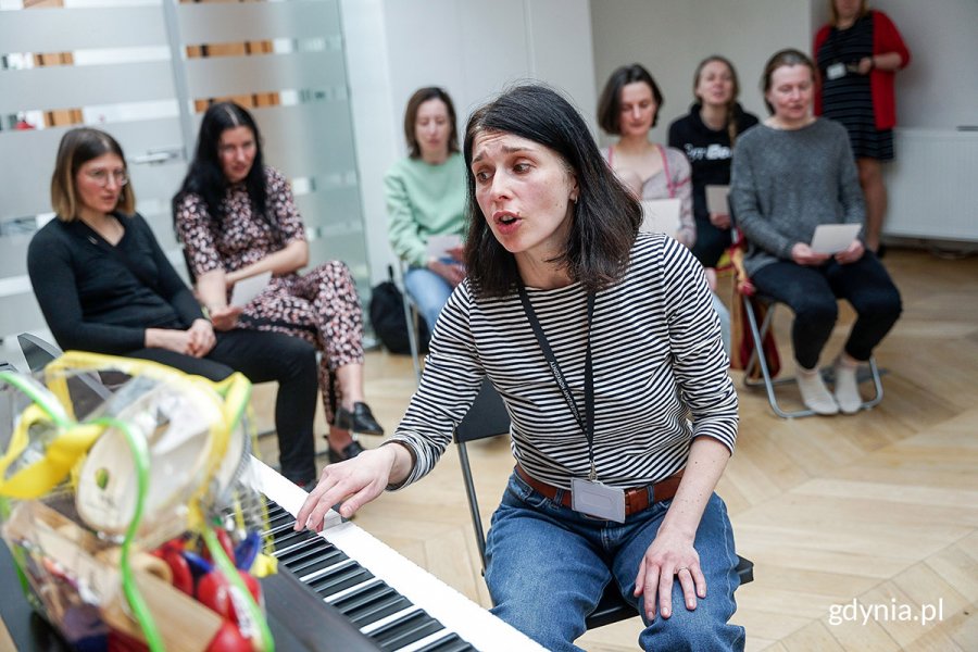 Olena Yanchuk i uczestnicy zajęć w Konsulacie Kultury