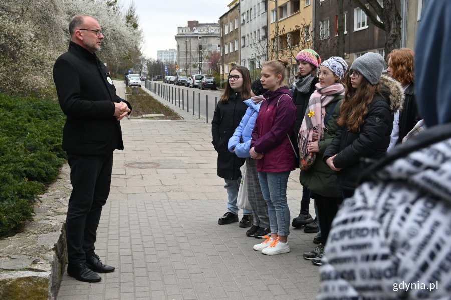 Młodzież z wiceprezydentem Michałem Guciem pod tablicą pamięci Żydów w Gdyni