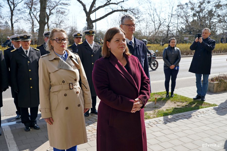 Delegacja gdyńskich samorządowc&oacute;w składająca kwiaty pod tablicą Marynarzy Polskich Zamordowanych na Wschodzie. Od lewej: radna miasta Agnieszka Tokarska, prezydent Gdyni Aleksandra Kosiorek i wiceprezydent Rafał Geremek