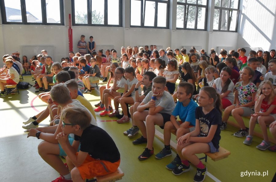 Uczniowie zwycięskiej szkoły zebrali się na sali gimnastycznej // fot. Magdalena Czernek