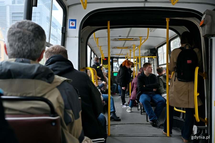 Pasażerowie uczestniczący w przejeździe specjalnym Ikarus&oacute;w w Gdyni 