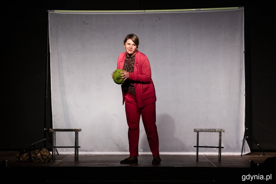 Aktorka w spektaklu „Oskar i pani Róża” w wykonaniu Sceny Edukacyjnej Teatru ITP z Lublina
