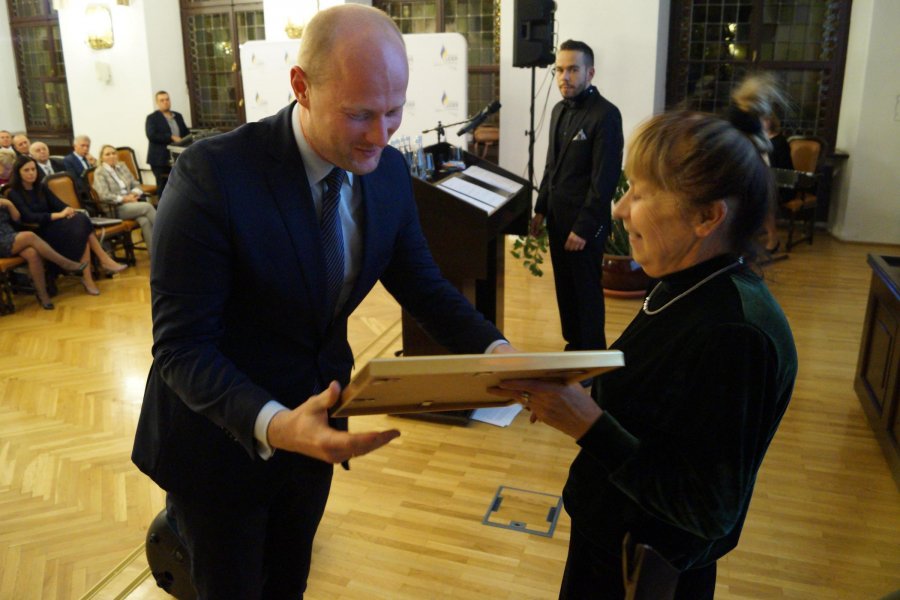 Wiceprezydent Bartosz Bartoszewicz odebrał w Krakowie certyfikat "Samorządowego Lidera Edukacji 2018", który przyznano Gdyni // fot. materiały prasowe