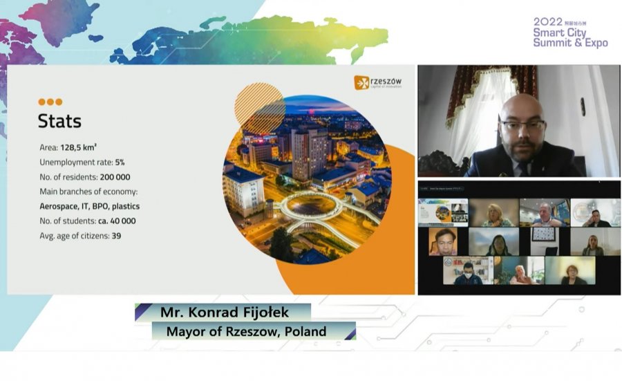 Fragment prezentacji miasta Rzeszowa ze szczytu smart city w Tajpej, w prawym górnym rogu prezydent Rzeszowa Konrad Fijołek // fot. kadr z transmisji online