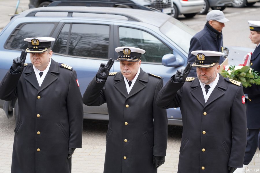 Kwiaty składają przedstawiciele Marynarki Wojennej RP