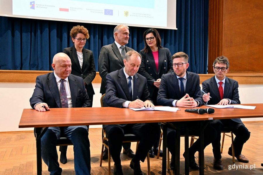 W podpisaniu porozumienia, na mocy którego OMMG stał się instytucją pośredniczącą ZIT, wzięli udział ( siedzący za stołem, od lewej): Wiesław Byczkowski - wicemarszałek województwa pomorskiego, Mieczysław Struk - marszałek województwa pomorskiego, Michał Glaser - prezes zarządu OMGGS i Maciej Rusek - wiceprezes zarządu OMGGS, (stoją, od lewej): Magdalena Czarzyńska-Jachim - pełniąca funkcję prezydentki Sopotu, Wojciech Szczurek - prezydent Gdyni i prezes Rady OMGGS oraz Aleksandra Dulkiewicz - prezydentka Gdańska  i wiceprezeska Rady OMGGS