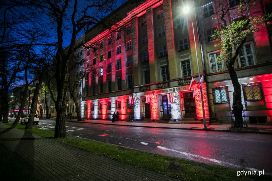 Budynek dowództwa Marynarki Wojennej podświetlony na biało-czerwono // fot. Karol Stańczak