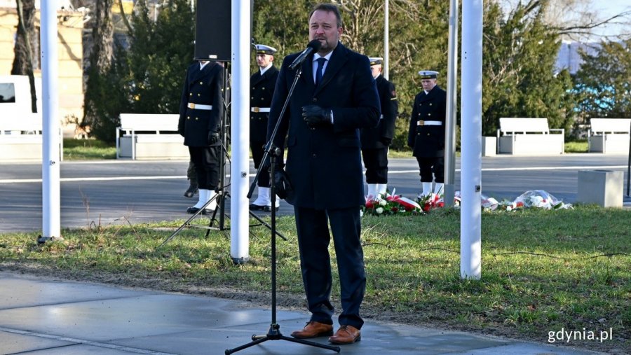 Na pierwszym planie: Wiceprezydent Gdyni Marek Łucyk przemawia podczas uroczystości z okazji 81. rocznicy utworzenia Armii Krajowej, które odbyły się na skwerze Kościuszki. W tle ustawieni w rzędzie marynarze oraz drzewa // fot. Magdalena Czernek
