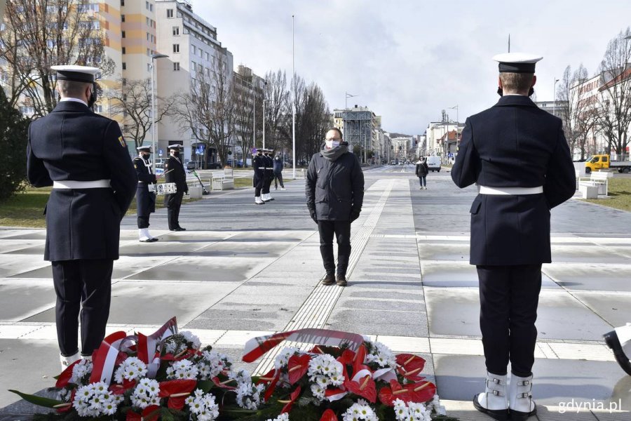 Złożenie wiązanki kwiatów przez przedstawiciela miasta, Wiceprzewodniczącego Rady Miasta Gdyni Andrzeja Bienia