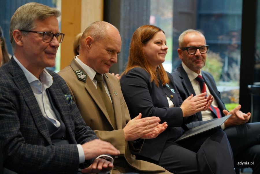 Na zdjęciu (od lewej): prezes zarządu IGCP Jacek Szymczak, zastępca nadleśniczego Nadleśnictwa Gdańsk Mariusz Tokarczyk, prezydent Gdyni Aleksandra Kosiorek, rektor UG prof. dr hab. Piotr Stepnowski (fot. Magdalena Starnawska)