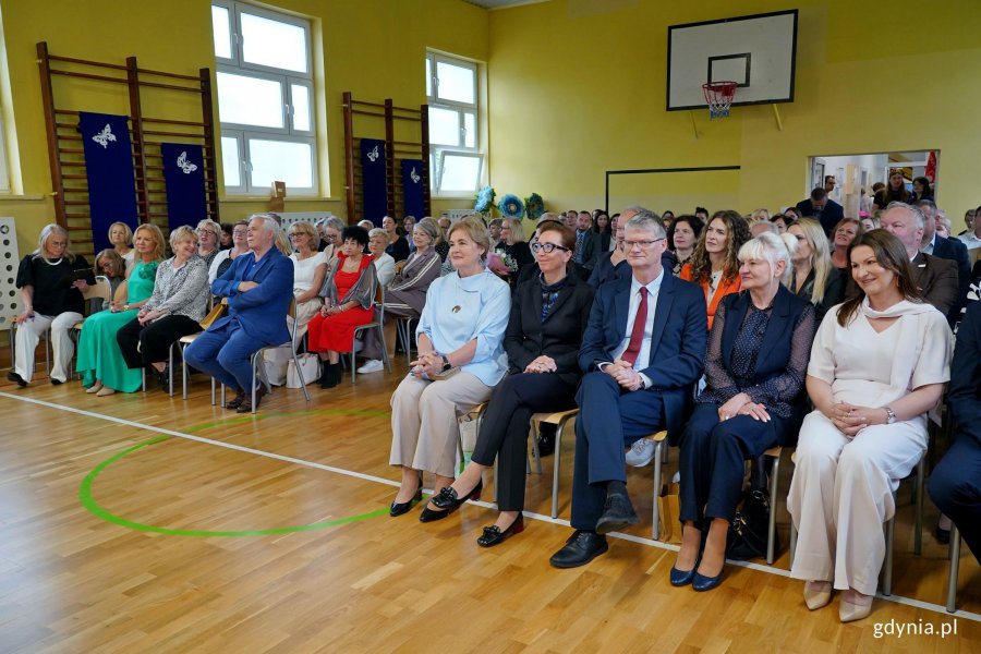 Uczestnicy uroczystości z okazji 90-lecia SP nr 11 zgromadzeni w sali gimnastycznej 